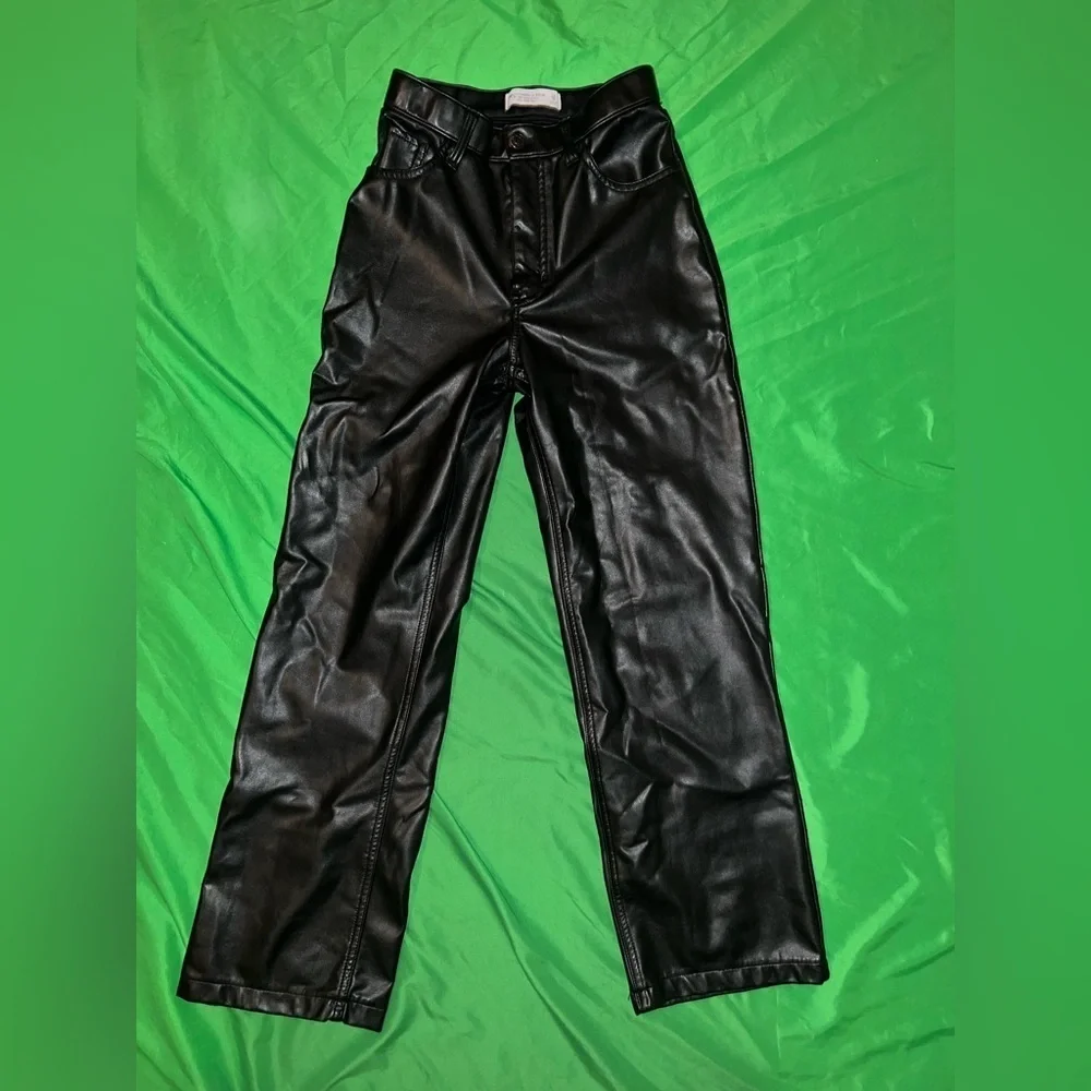 Abercrombie&Fitch Faux Leather 90s Relaxed Jean Ultra High Rise Pants size 25/0S - Picture 3 of 9
